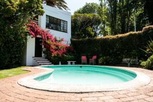 uma piscina no quintal de uma casa em Hillingdale on Alexandra em Cidade do Cabo