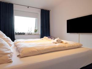 ein Schlafzimmer mit einem Bett mit Handtüchern darauf in der Unterkunft Waterfront, idyllische Ferien direkt am Wasser mit Blick über die Flensburger Förde in Harrislee
