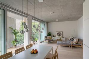 a living room with a table and a couch at Carlotta Apartments in Berlin