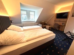 Postel nebo postele na pokoji v ubytování Hotel Gasthof zur Heinzebank
