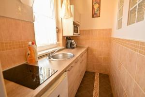 Kuchyňa alebo kuchynka v ubytovaní BellaVista 2 Apartman