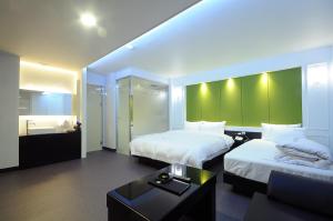 WA Hotel tesisinde bir odada yatak veya yataklar