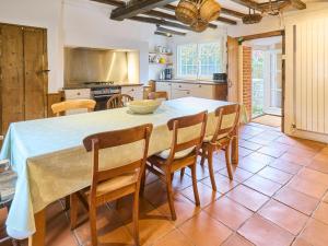 kuchnia ze stołem, krzesłami i stołem oraz kuchnia w obiekcie Host & Stay - The Bell House w mieście Canterbury