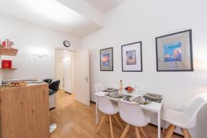comedor con mesa blanca y sillas blancas en Valentina Home en Lugano