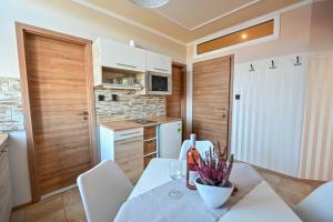 Kuchyňa alebo kuchynka v ubytovaní BellaVista 2 Apartman