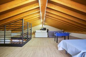 una sala de estar con techos de madera y una mesa azul. en Casa Rural Nueve Villas, en Amusco