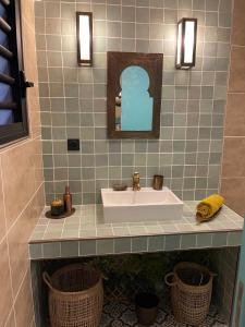 Vannituba majutusasutuses Le Riad Private Pool Piscine privée