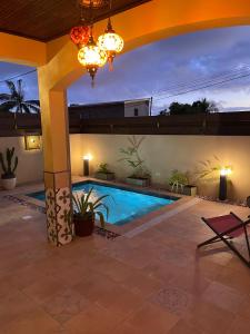 una piscina en una casa con una lámpara de araña en Le Riad Private Pool, en Saint-Pierre