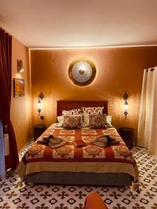 Voodi või voodid majutusasutuse Le Riad Private Pool Piscine privée toas