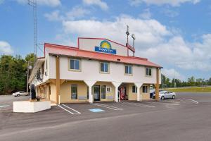 un edificio con un cartel en un estacionamiento en Days Inn by Wyndham Holladay, en Holladay