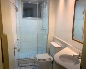 uma casa de banho com um chuveiro, um WC e um lavatório. em Loft completo, Centro Historico 706 em Porto Alegre
