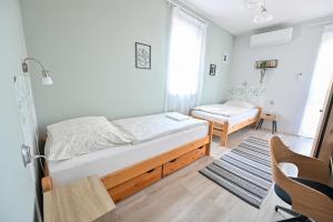 Posteľ alebo postele v izbe v ubytovaní BellaVista 2 Apartman
