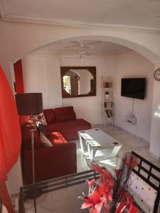 uma sala de estar com um sofá e uma mesa em Villa San Jose II Townhouse em Cabo Roig