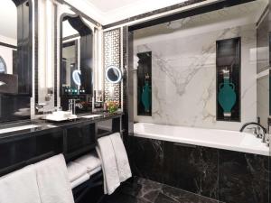 Bilik mandi di Sofitel Marrakech Palais Impérial & Spa