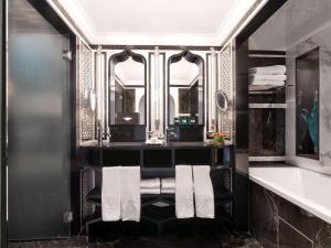 Bilik mandi di Sofitel Marrakech Palais Impérial & Spa