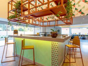 聖保羅的住宿－Mercure Sao Paulo Naçoes Unidas，餐厅设有带凳子的色彩缤纷的酒吧