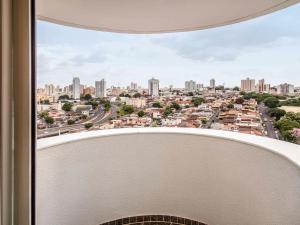 een uitzicht vanuit een raam van een stad bij Mercure Uberlândia Plaza Shopping in Uberlândia