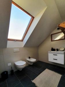 een badkamer met een toilet en een raam bij Vinczellér Ház in Paloznak
