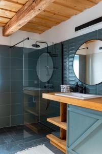 uma casa de banho com um lavatório e um espelho em Vinczellér Ház em Paloznak