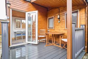 una terraza de madera con mesa y sillas de madera en Host & Stay - Astoria en Broadstairs