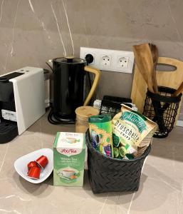 City Zen في روس: طاولة مطبخ مع سلة من الطعام وآلة صنع القهوة