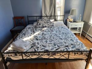 Ce lit se trouve dans une chambre dotée d'un mur bleu. dans l'établissement Beautiful Townhouse, 2 bedrooms, 2 bath, à Boston