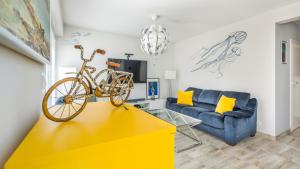 Słoneczny Łukęcin في ووكينشين: وجود دراجة على طاولة صفراء في غرفة المعيشة