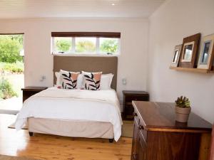 Un dormitorio con una cama grande y una ventana en Galloway Guest House, en Robertson