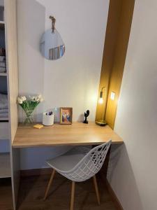 a desk with a chair in a room at Logement cosy entier in Le Kremlin-Bicêtre