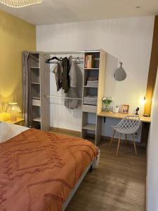 1 dormitorio con cama, escritorio y sofá cama en Logement cosy entier, en Le Kremlin-Bicêtre