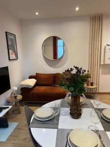 a living room with a table and a couch at Logement cosy entier in Le Kremlin-Bicêtre