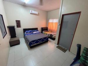 Postel nebo postele na pokoji v ubytování Ikhlas Roomstay