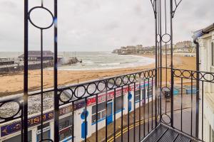 Elle comprend un balcon offrant une vue sur la plage et l'océan. dans l'établissement Host & Stay - Ancient Lights, à Broadstairs