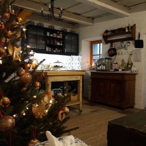 Szívecske Ház - Hegymagas في Hegymagas: مطبخ مع شجرة عيد الميلاد في الغرفة