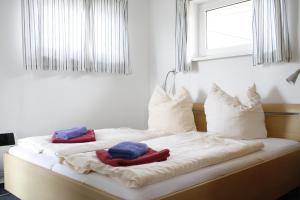 2 serviettes assises sur un lit dans une pièce dans l'établissement FLOATING HOUSES Classic _ _Schwimm, à Barth