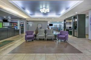 Гостиная зона в La Quinta by Wyndham Tulsa Airport / Expo Square +32 фотографии