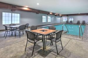 Бассейн в La Quinta by Wyndham Tulsa Airport / Expo Square или поблизости