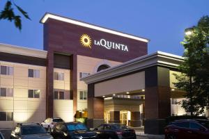 アイダホフォールズにあるLa Quinta by Wyndham Idaho Falls/Ammonのホテルの前に車を停めています