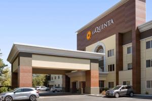 a building with cars parked in front of it at La Quinta by Wyndham Idaho Falls/Ammon in Idaho Falls