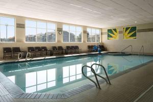 een groot zwembad met stoelen in een gebouw bij La Quinta by Wyndham Idaho Falls/Ammon in Idaho Falls +81 foto's