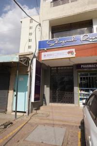 ein Geschäft vor einem Gebäude in einer Stadtstraße in der Unterkunft Barre Hotel in Nairobi