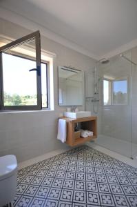 een badkamer met een wastafel en een glazen douche bij Villa 272 in Ponte de Lima