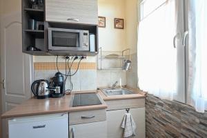 Kuchyňa alebo kuchynka v ubytovaní BellaVista 1 Apartman