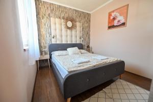 Posteľ alebo postele v izbe v ubytovaní BellaVista 1 Apartman