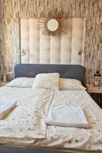 Posteľ alebo postele v izbe v ubytovaní BellaVista 1 Apartman