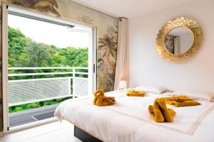 um quarto com uma cama com animais de peluche amarelos em "La Ravine" privé, luxe, avec une vue unique em Saint-Joseph