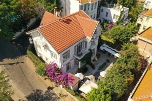 una vista aérea de una casa con techo naranja en Serguzest Otel en Buyukada