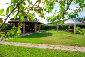 einen Pavillon im Garten mit grünem Gras in der Unterkunft Resort Capalbio in Capalbio