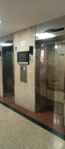 vestíbulo con 2 ascensores y TV en la pared en Executive Sharing Bed With Other Male Guests, en Sharjah