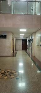 un pasillo vacío de un edificio con un pasillo en Executive Sharing Bed With Other Male Guests, en Sharjah